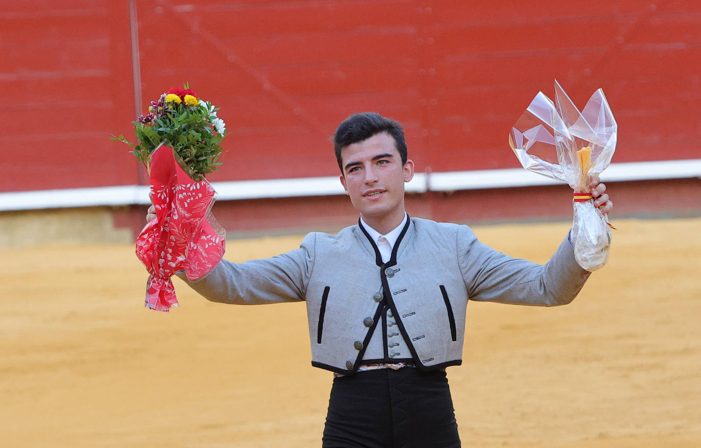 Tarde taurina de triunfos en el preámbulo de la feria