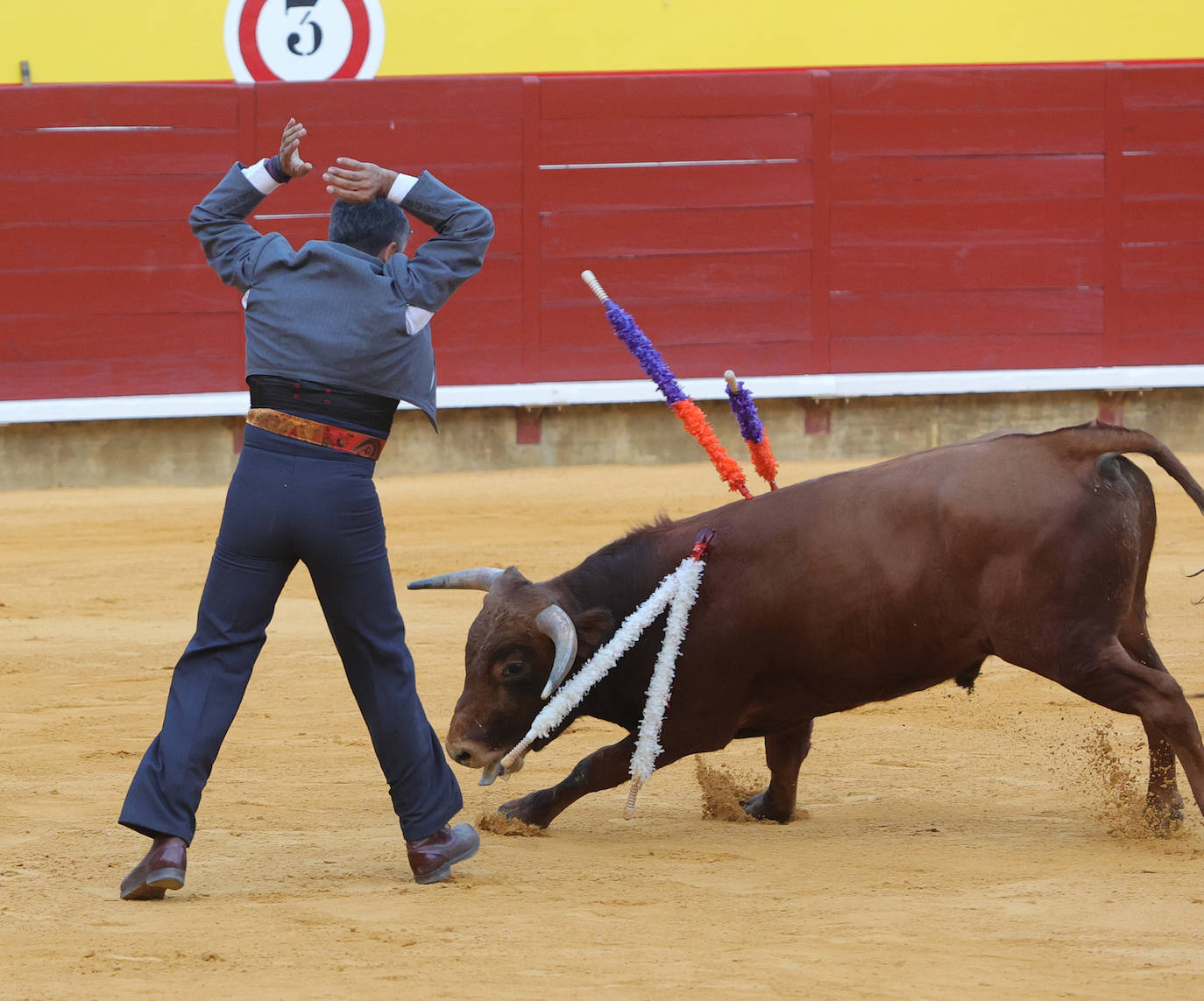 Tarde taurina de triunfos en el preámbulo de la feria