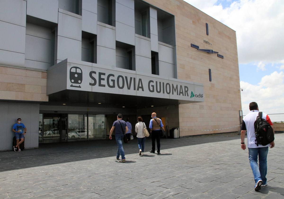 Viajeros acceden a la estación de Guiomar en Segovia.