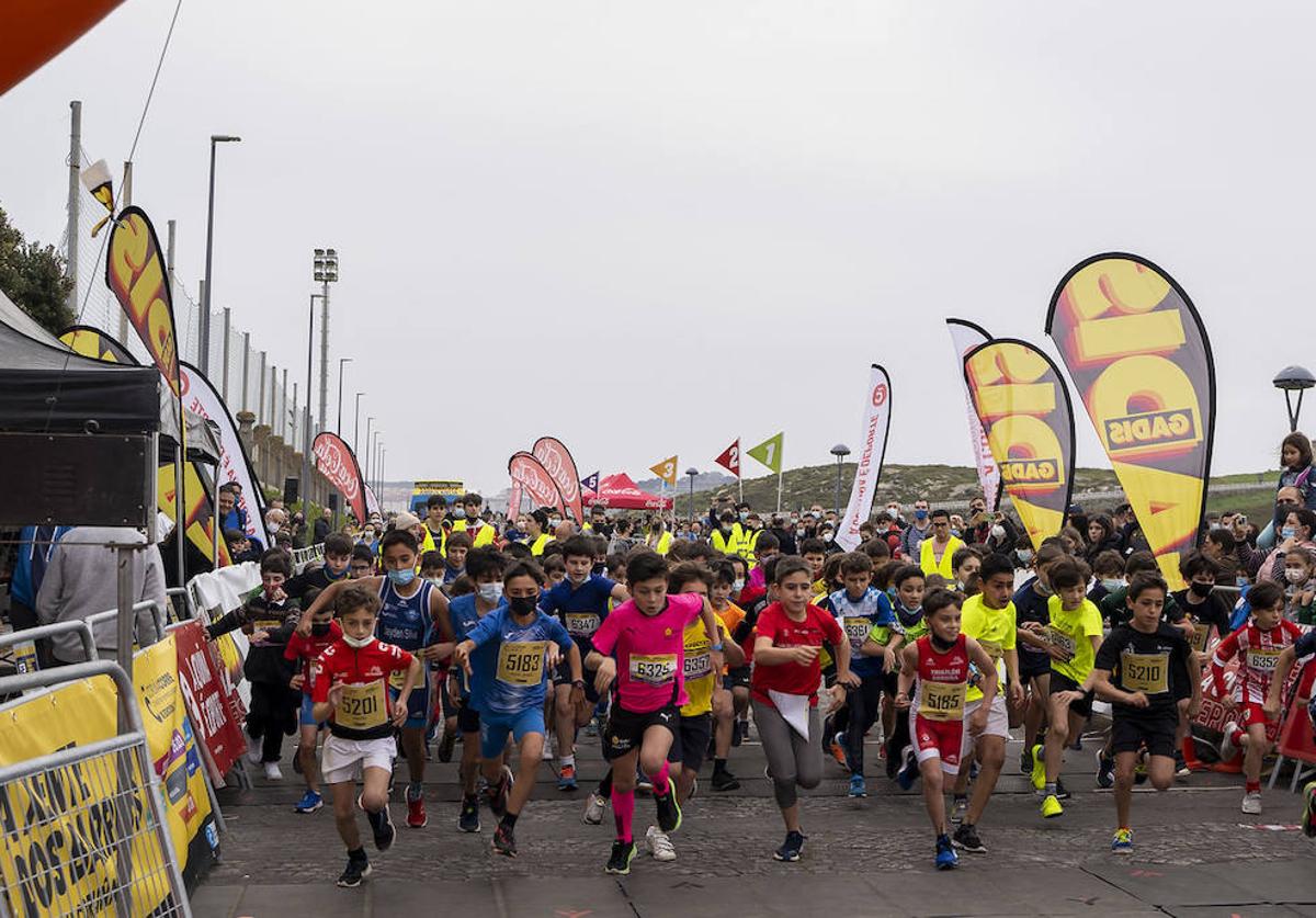 Niños y jóvenes participando en la Carrera de la Torre que impulsa Supermercados Gadis.