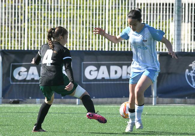 Dos jugadoras juveniles en el Campeonato de España de Fúitbol Femenino.