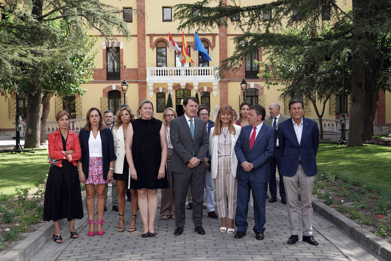 El presidente de la Junta, Alfonso Fernández Mañueco, participa en un minuto de silencio contra el asesinato en la sede de la Presidencia de la Junta.