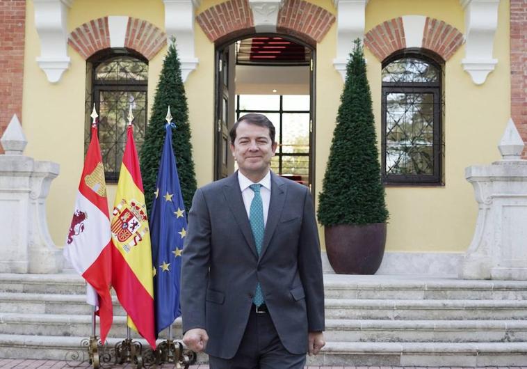 Alfonso Fernández Mañueco, en la entrada del Colegio de la Asunción, sede de la Presidencia de la Junta de Castilla y León.