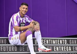 Marcos André posa con la camiseta del Real Valladolid durante su presentación en las escaleras de Zorrilla.