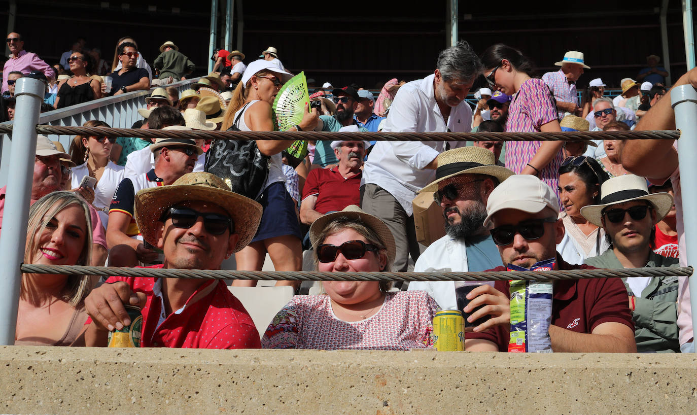 Público en la segunda corrida de toros de San Antolín