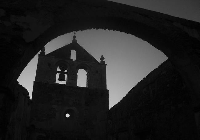 iglesia en ruinas de Serracín (Segovia). «Cuando visité este pueblo se le consideraba deshabitado. Hoy en día, tras el gran esfuerzo de recuperación de sus antiguos habitantes, viven unas doce personas».