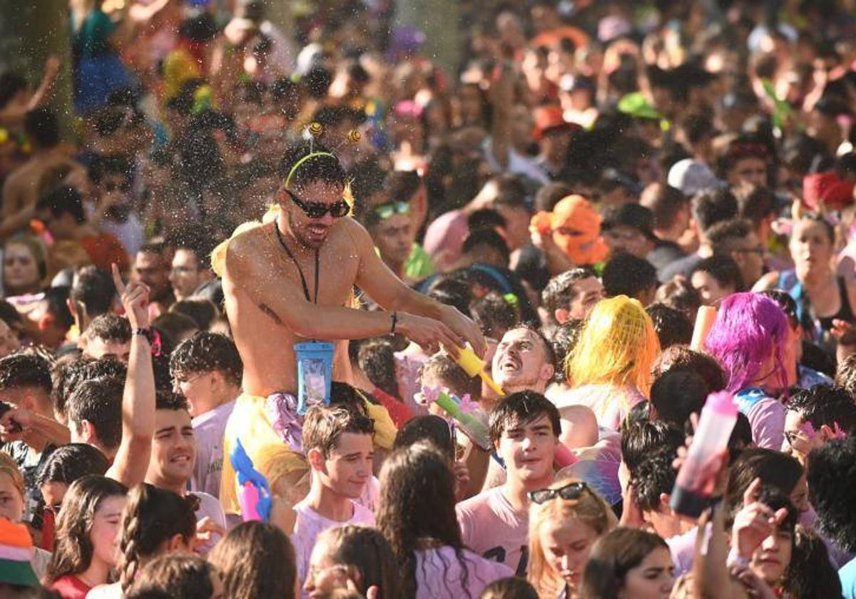 El desfile de peñas será uno de los platos fuertes del primer día de fiestas.