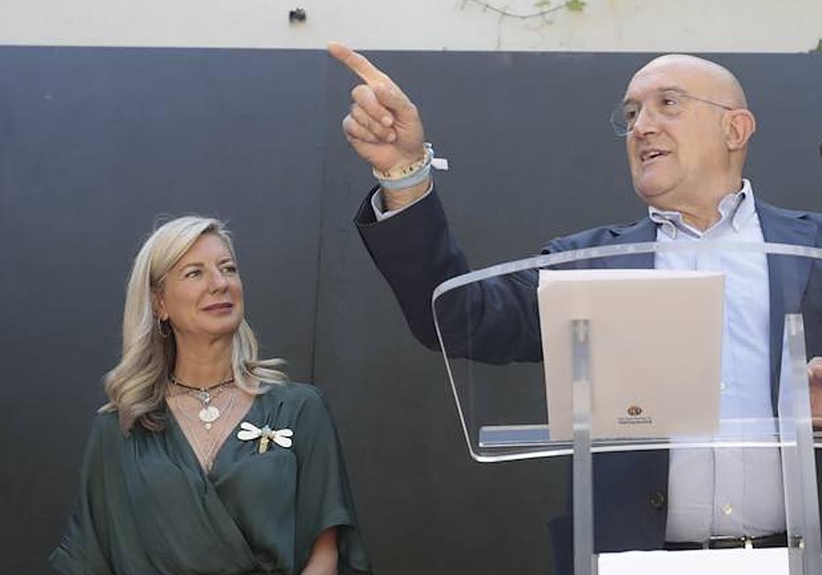 Irene Carvajal (Vox) observa una intervención de Jesús Julio Carnero (PP) con quien pactó en Valladolid para desbancar al PSOE.