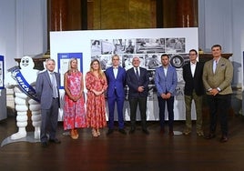 Foto de familia de los invitados a la inauguración.