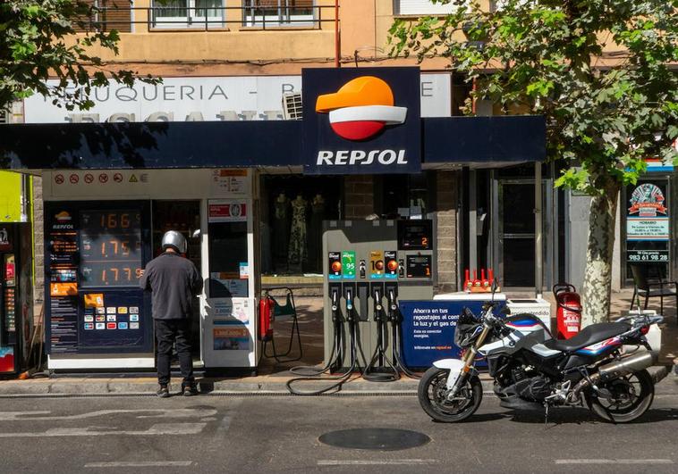 Un motorista se dispone a pagar en la gasolinera de La Circular.