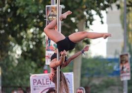 Una de las alumnas de la Escuela Bella Luna baila 'pole dance'.