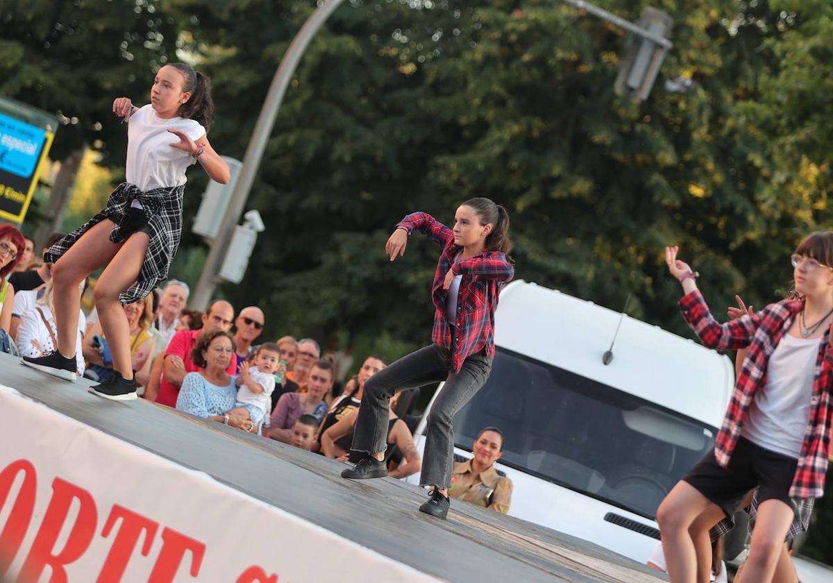 Exhibición de gimnasios en la calle por San Antolín