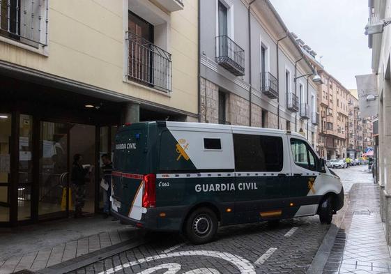 Un furgón de la Guardia Civil sale de los juzgados de Valladolid.