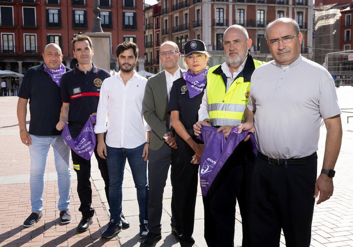 Representantes de distintos sectores de actividad de Valladolid, con la pañoleta de fiestas