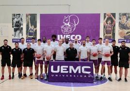 Plantilla del UEMC Real Valladolid Baloncesto 23-24, en el frontón del polideportivo Pisuerga.