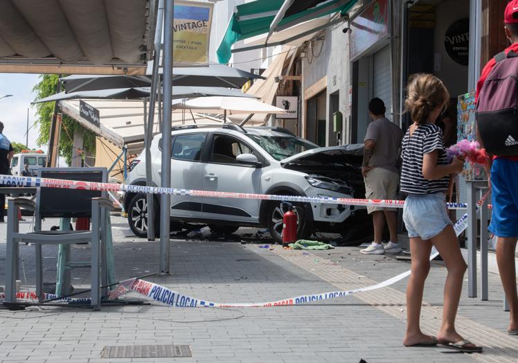 Imagen principal - El vehículo y los desperfectos en la tienda y en el comercio de Corralejo.