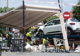 El conductor perdió el control y arrolló a los clientes de una terraza.