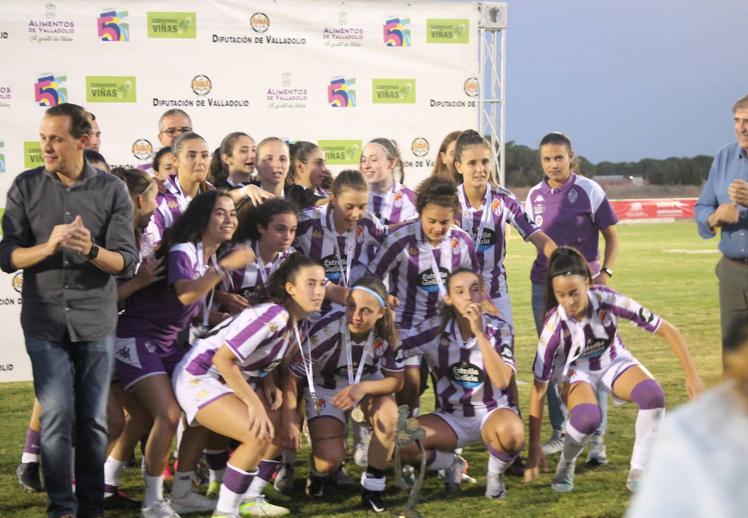 Imagen principal - Mónica y Aitana, ambas del Real Valladolid, se llevaron los trofeos como máxima goleadora y mejor jugadora del torneo.