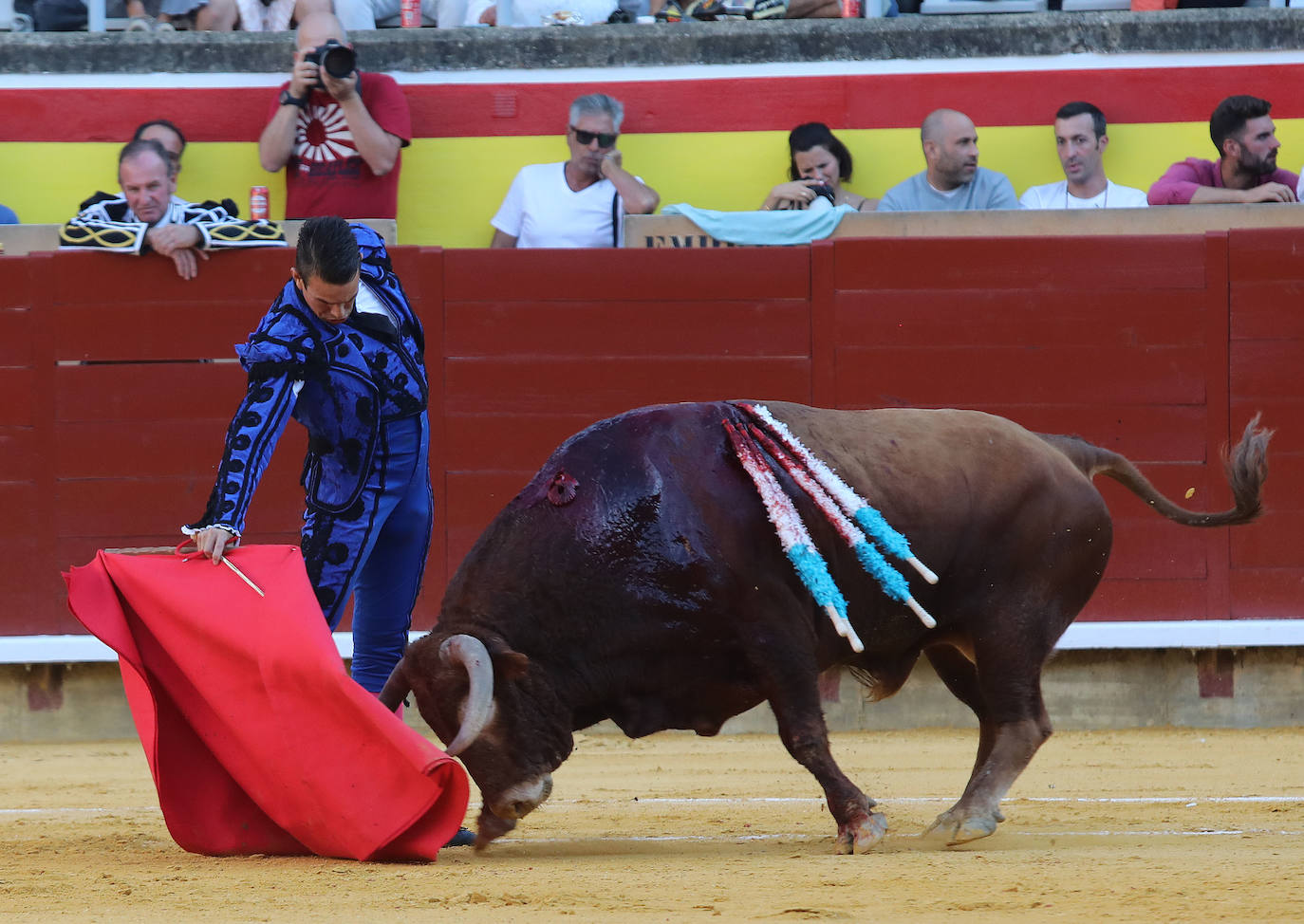 Roca Rey impone su poderío en el homenaje a El Regio