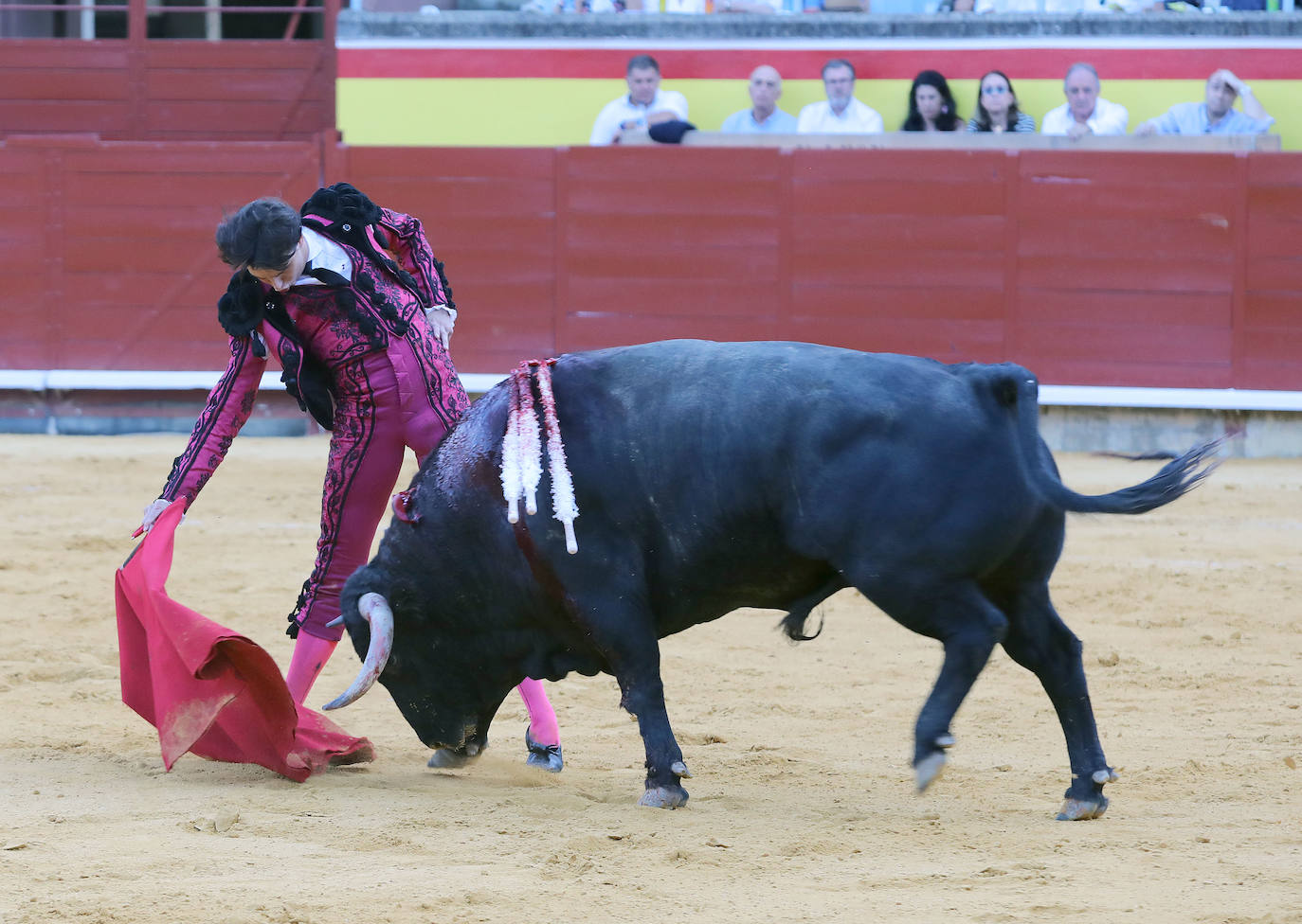 Roca Rey impone su poderío en el homenaje a El Regio