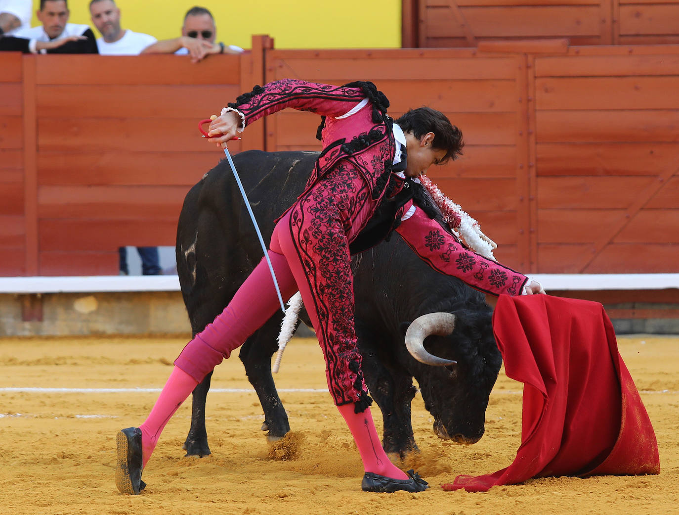 Roca Rey impone su poderío en el homenaje a El Regio