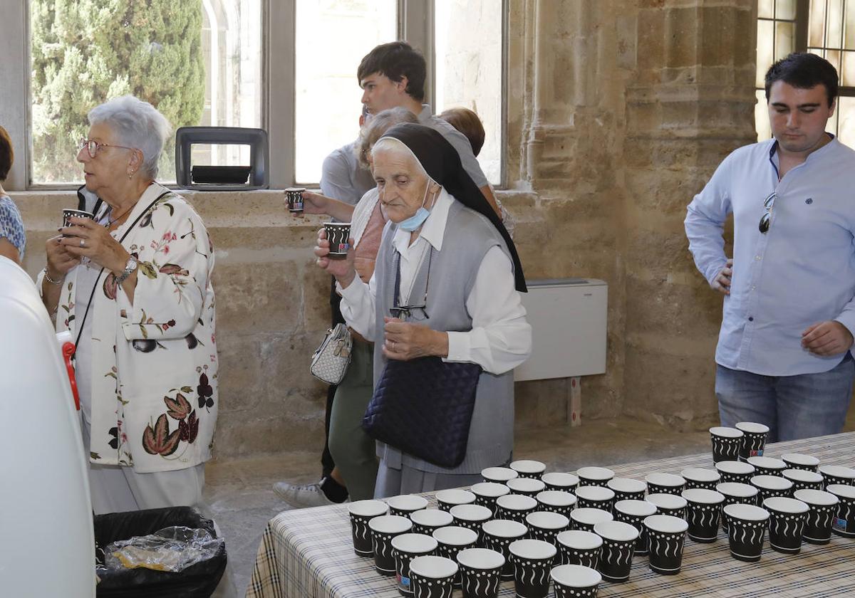 Reparto de agua de la Cripta de San Antolín en el claustro de la Catedral el año pasado.