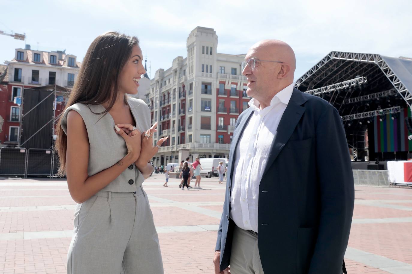 La pregonera de las Fiestas de Valladolid, Alba Oliveros firma en el libro de honor del Ayuntamiento
