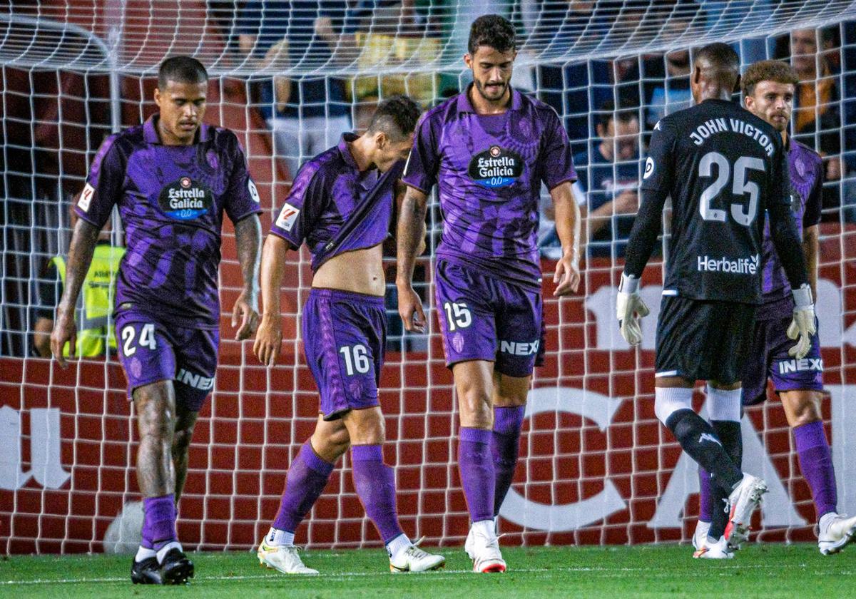 Jugadores cabizbajos tras encajar el primer gol a los diecisiete minutos de juego.