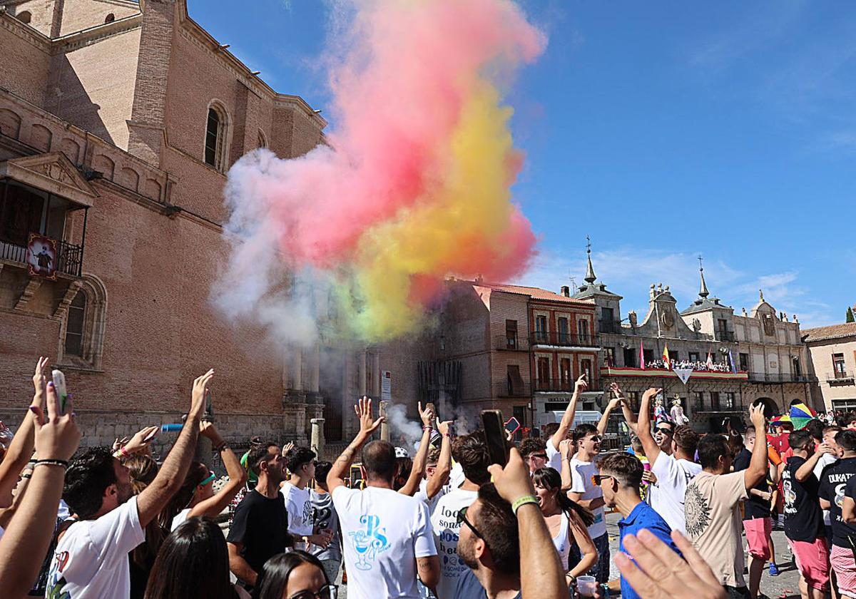 Varios peñistas celebran el inicio de fiestas de Medina del Campo.