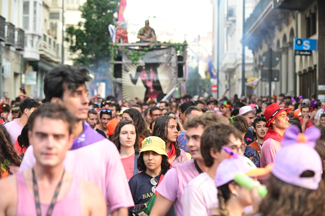 El desfile de peñas, en imágenes