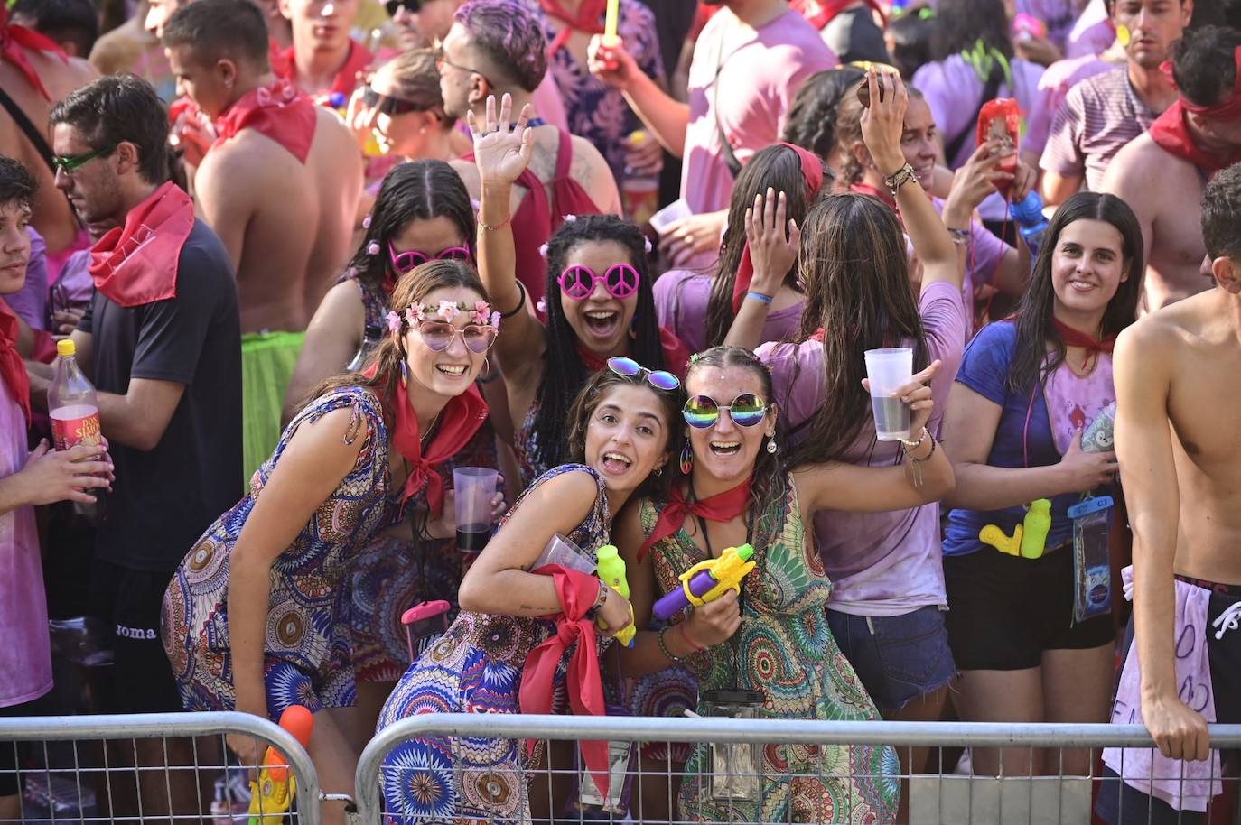 En imágenes, el ambiente previo al desfile de peñas