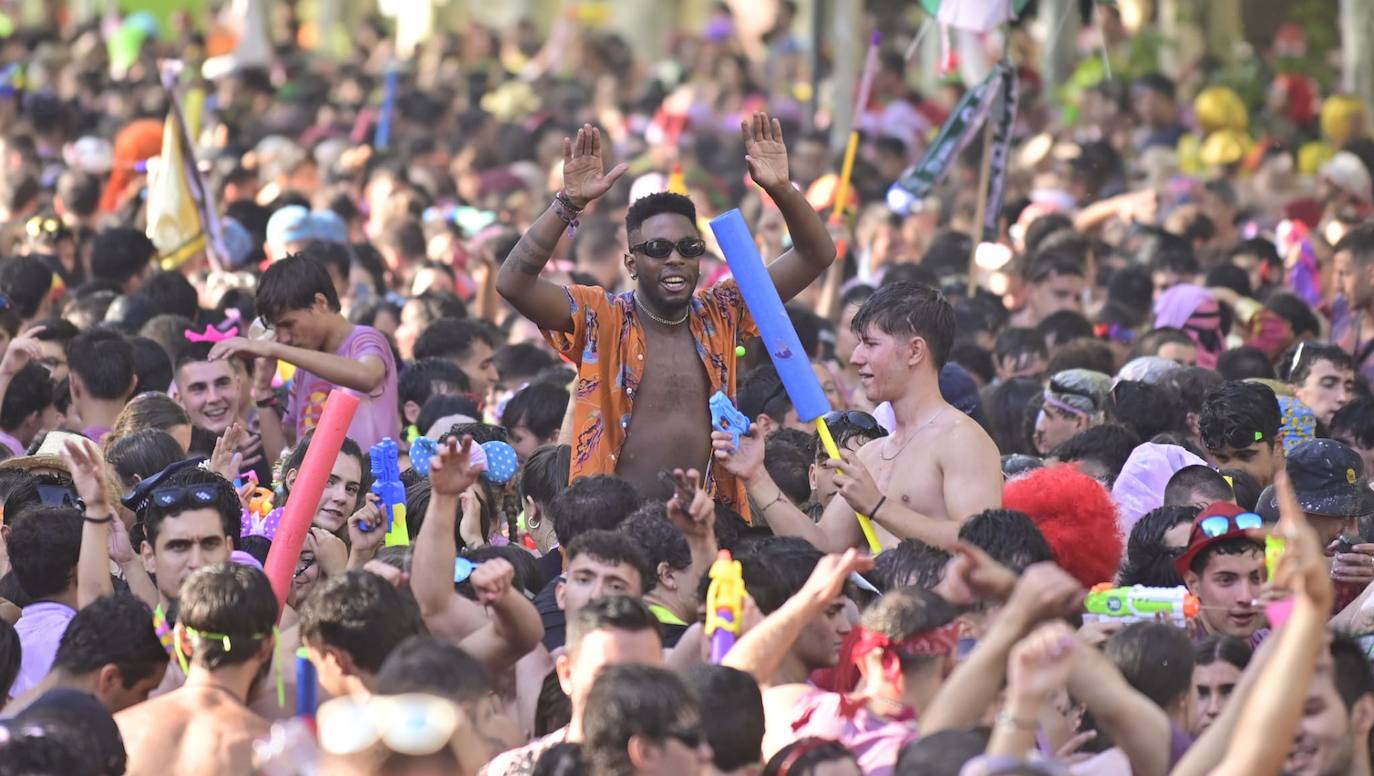 En imágenes, el ambiente previo al desfile de peñas