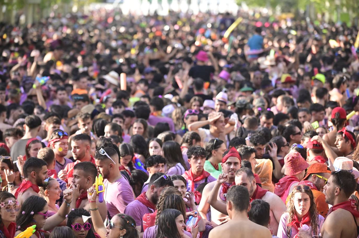 En imágenes, el ambiente previo al desfile de peñas