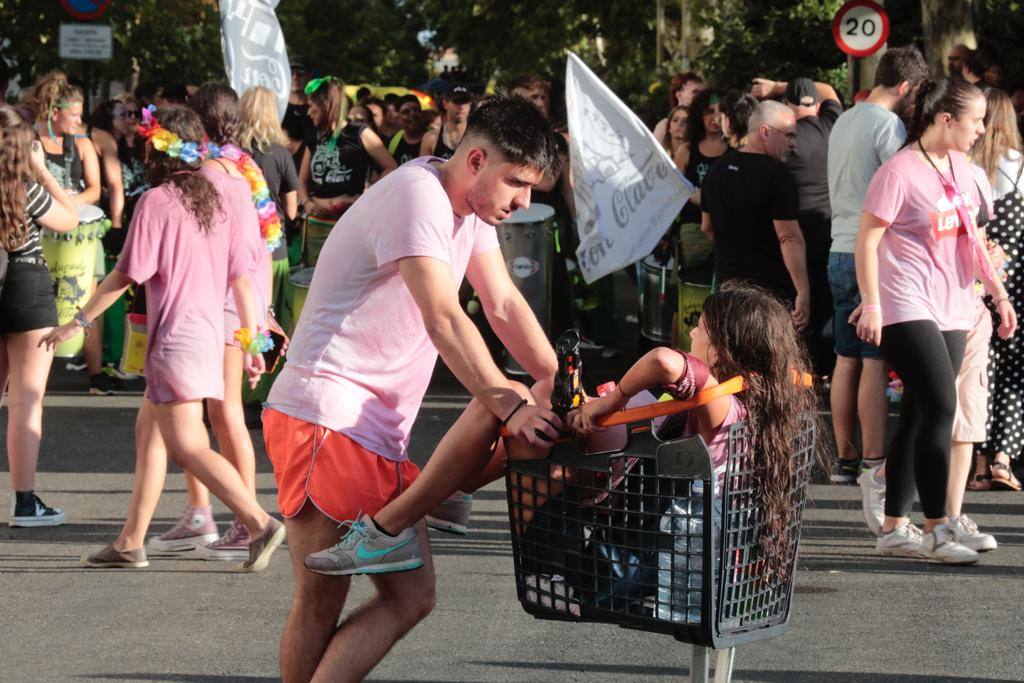 En imágenes, el ambiente previo al desfile de peñas