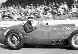 Mike Hawthorn al volante del Thin Wall Specia.