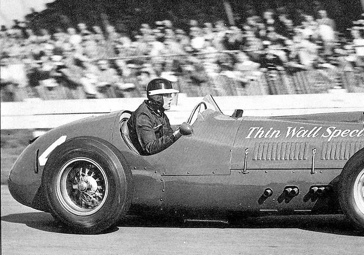 Mike Hawthorn al volante del Thin Wall Specia.