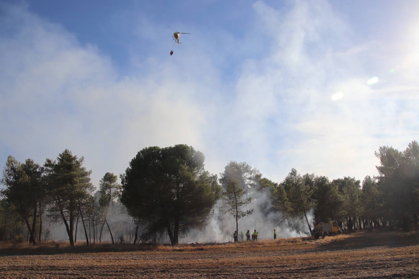 Trabajos de extinción, por tierra y aire, del incendio de Chatún.