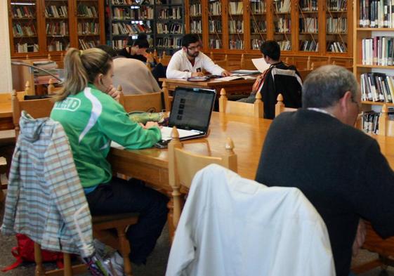Usuarios en la biblioteca de Cuéllar, en una imagen de archivo.