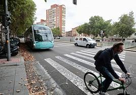 Un autobús del mismo modelo que el siniestrado pasa por la zona momentos después del accidente.