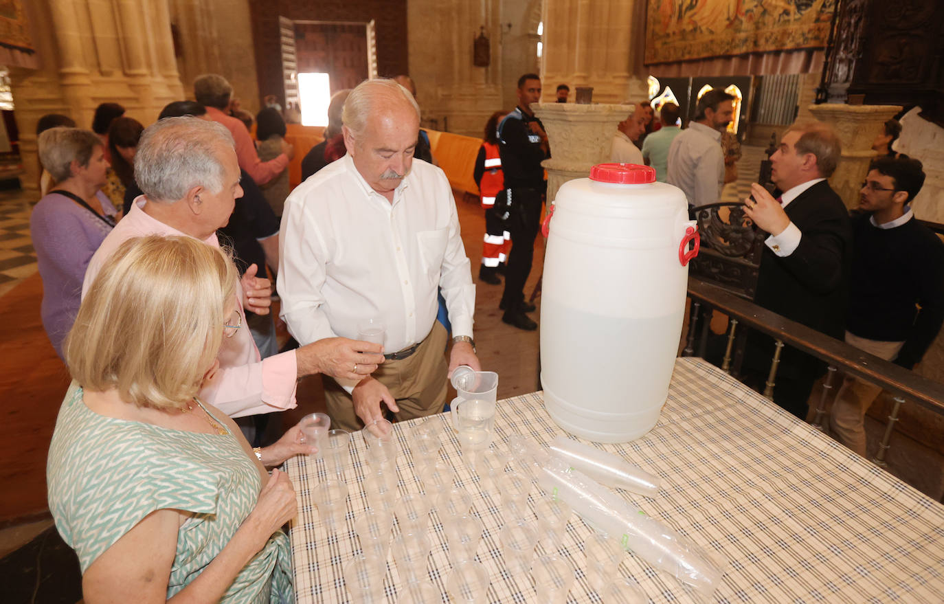 Los palentinos mantienen viva la tradición de beber agua en la cripta