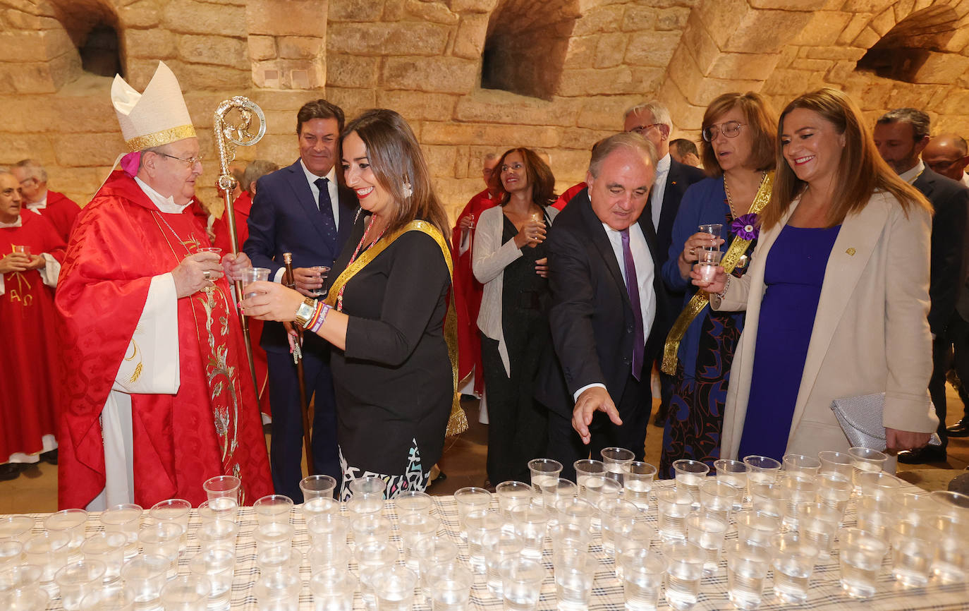 Los palentinos mantienen viva la tradición de beber agua en la cripta