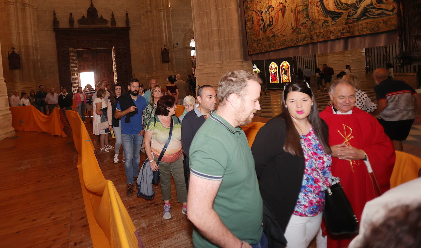 Los palentinos mantienen viva la tradición de beber agua en la cripta