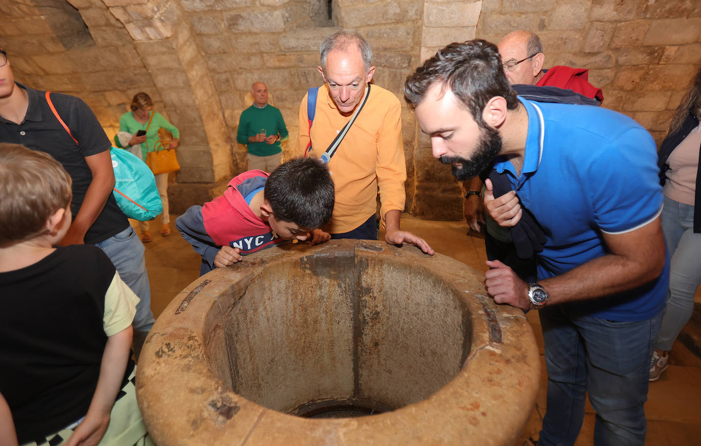 Los palentinos mantienen viva la tradición de beber agua en la cripta
