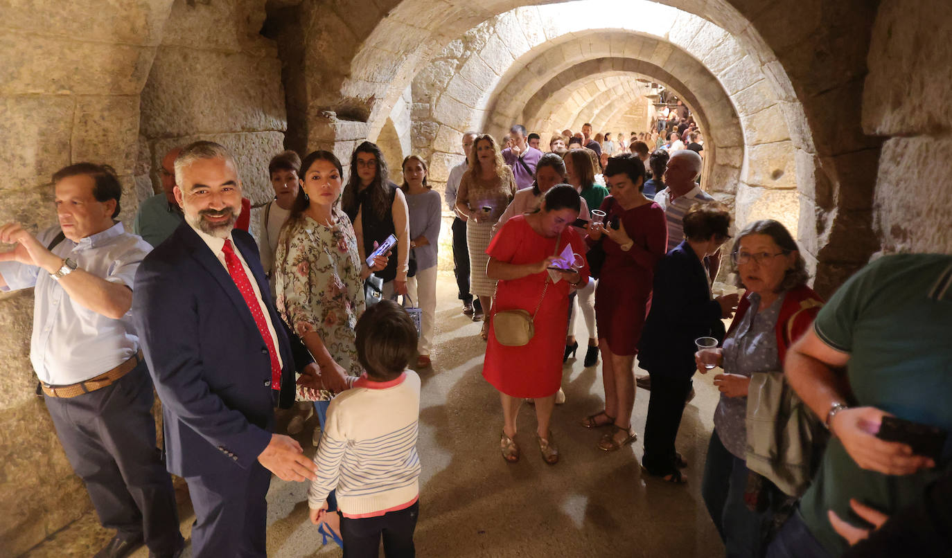 Los palentinos mantienen viva la tradición de beber agua en la cripta