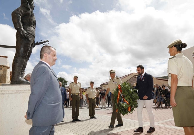 Ofrenda floral, realizada por el teniente coronel Epifanio Peña y por el alcalde de Somosierra, Alejandro Trillo.