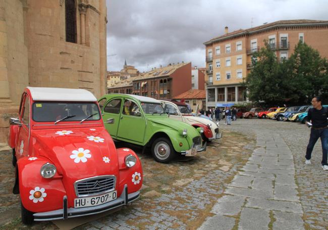 Algunos de los 2CV participantes.