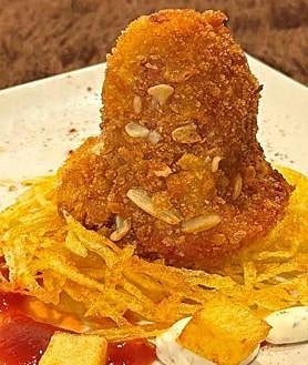 Imagen secundaria 2 - Arriba, pincho ganador del bar La Plaza. Abajo, a la izquierda, 'K-nutillo piñonero' del restaurante El Aderezo; y a la derecha, 'Piquillo (de rabo) piñonero' del hostal-restaurante Camino Real,