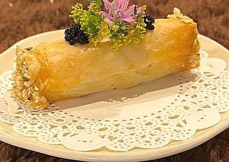 Imagen secundaria 1 - Arriba, pincho ganador del bar La Plaza. Abajo, a la izquierda, 'K-nutillo piñonero' del restaurante El Aderezo; y a la derecha, 'Piquillo (de rabo) piñonero' del hostal-restaurante Camino Real,