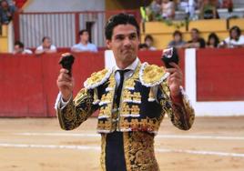 Pablo Aguado paseando los trofeos obtenidos en la lidia durante su actuación en la Feria de Íscar.