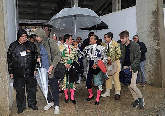 Salida de los toreros de la plaza de Palencia.